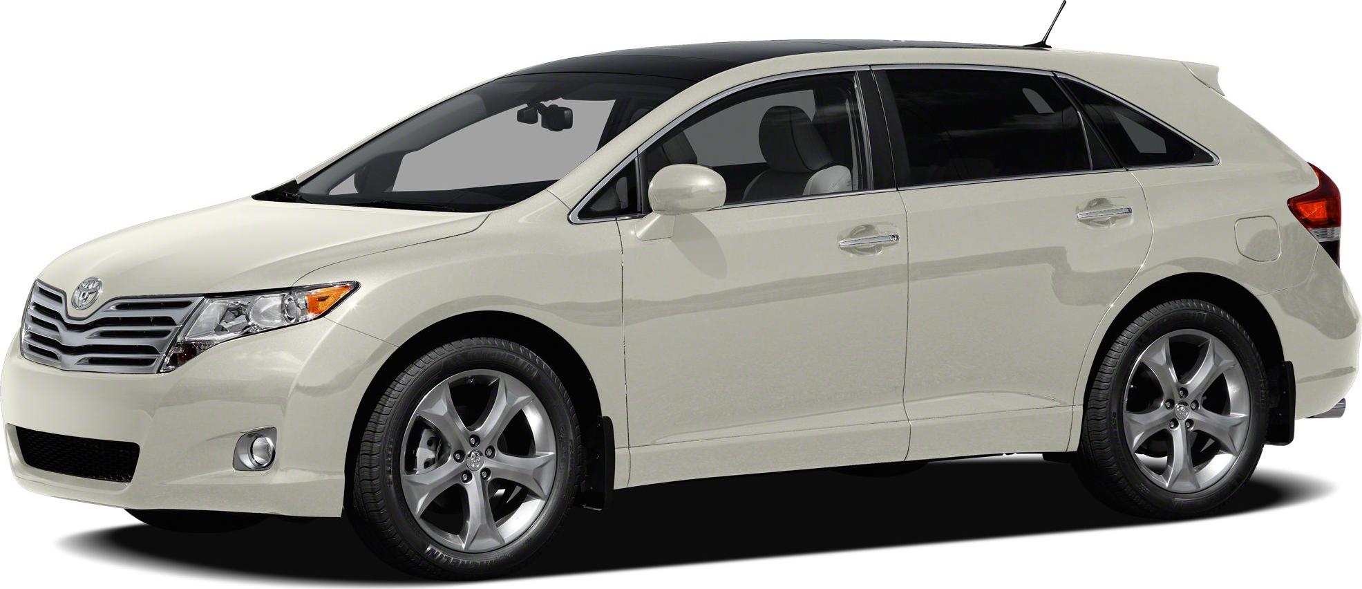 Mid-size crossover with wagon-like shape and alloy wheels