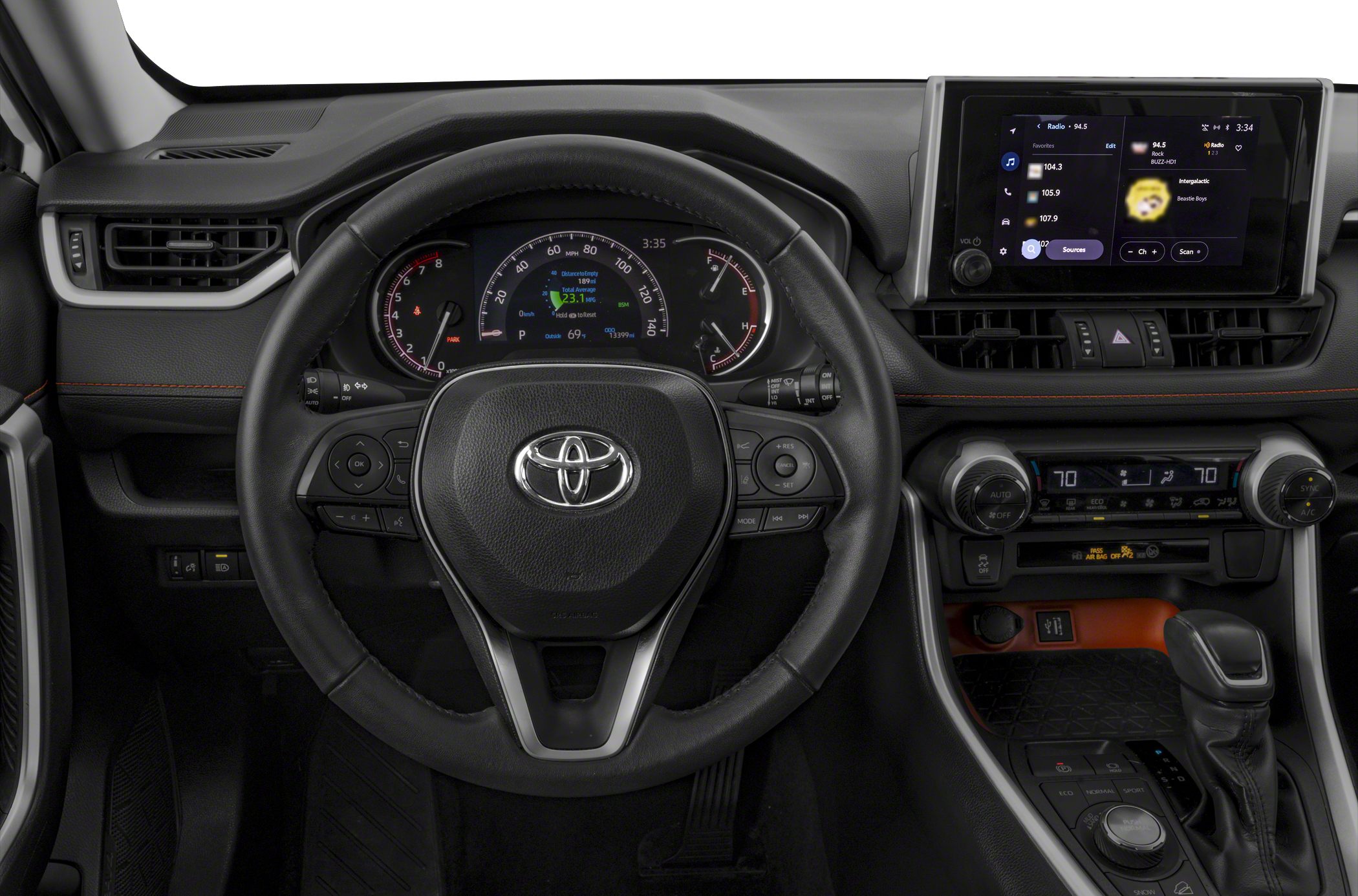 Steering wheel, digital instrument cluster, and infotainment screen