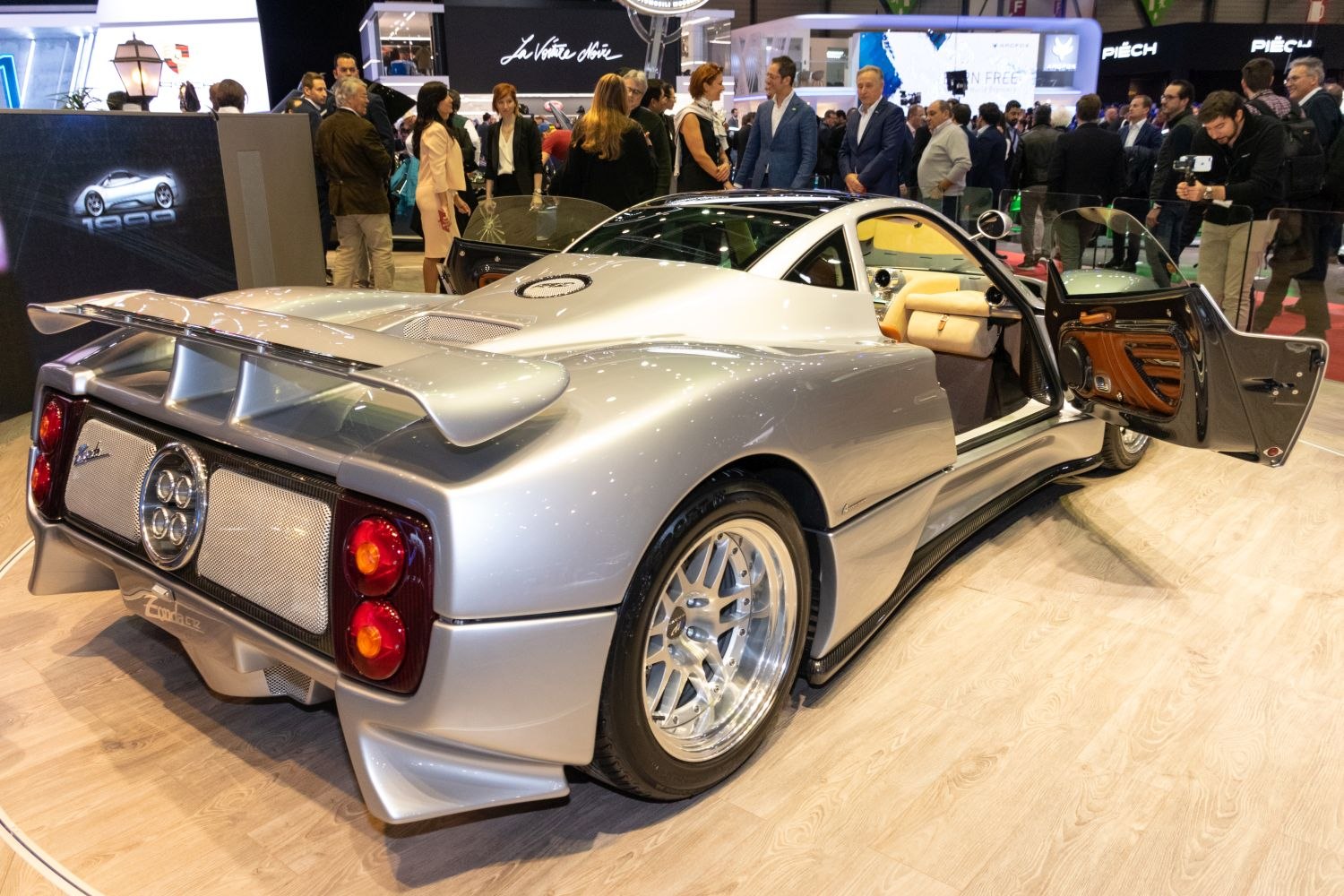 Rear aerodynamic design with open door and sporty wheel