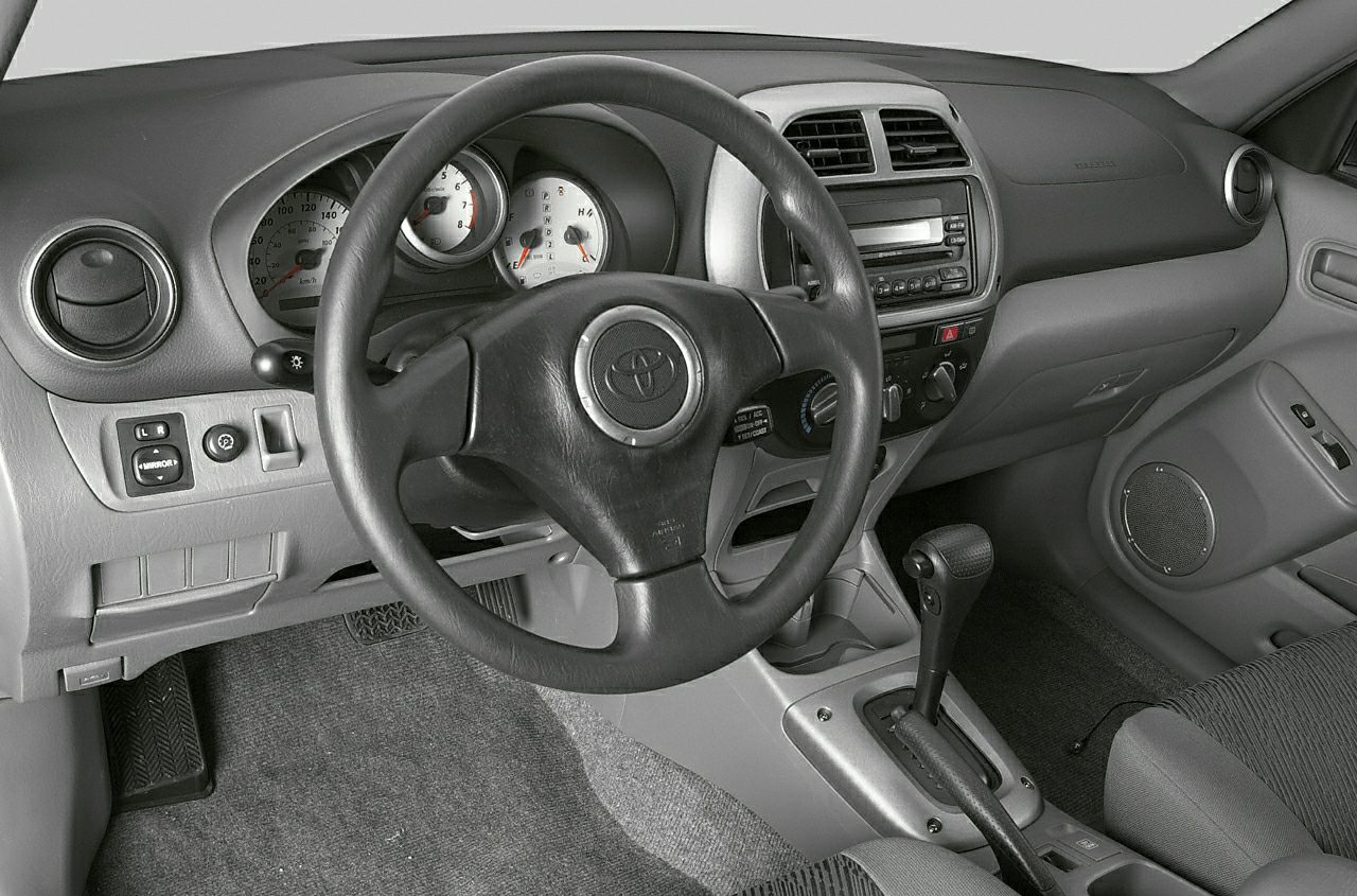 Dashboard, steering wheel, and center console interior features