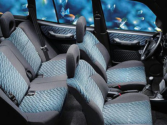 Patterned fabric seats and seating arrangement of a vehicle interior