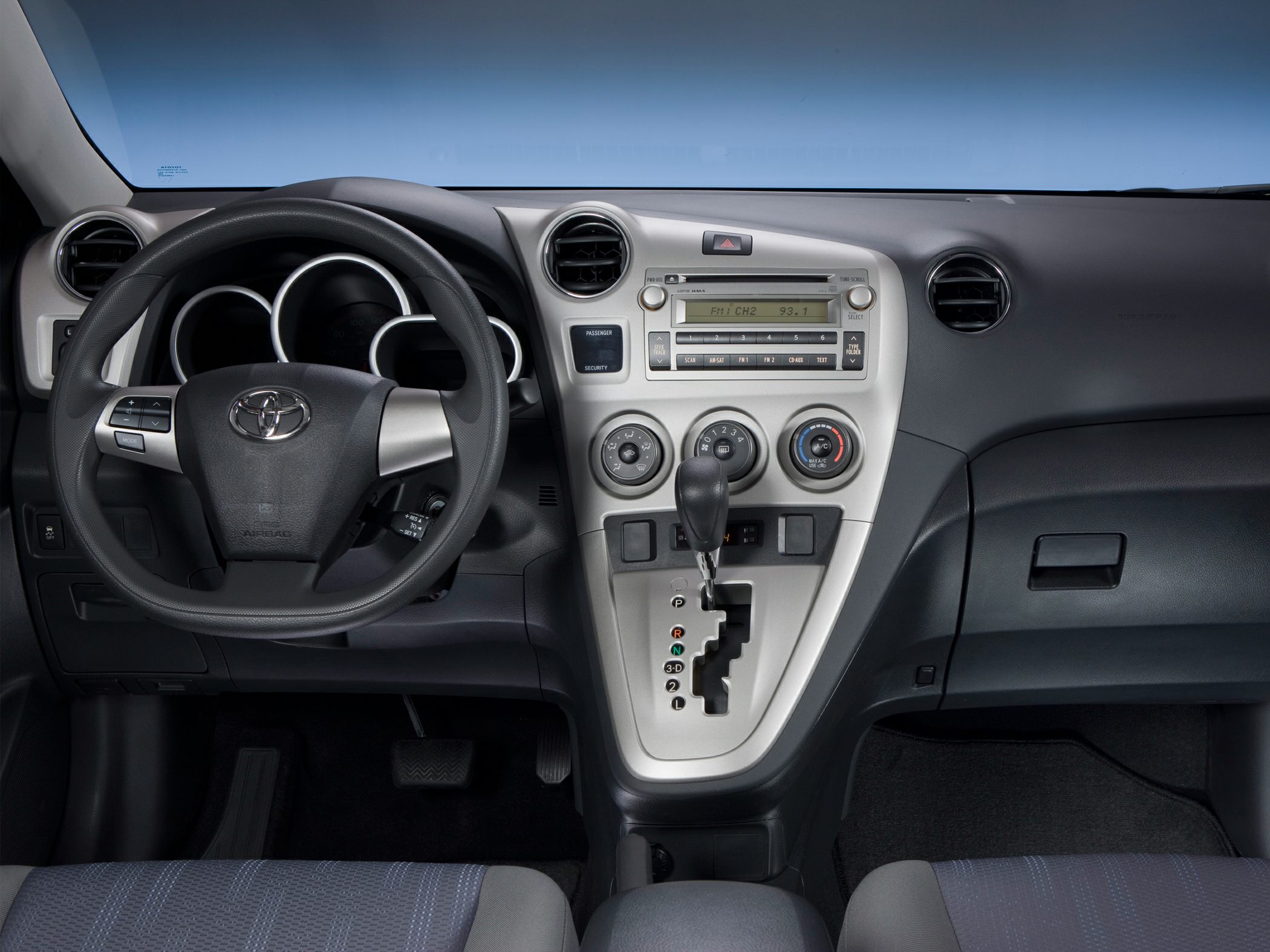 Dashboard, steering wheel and center console with gear shift