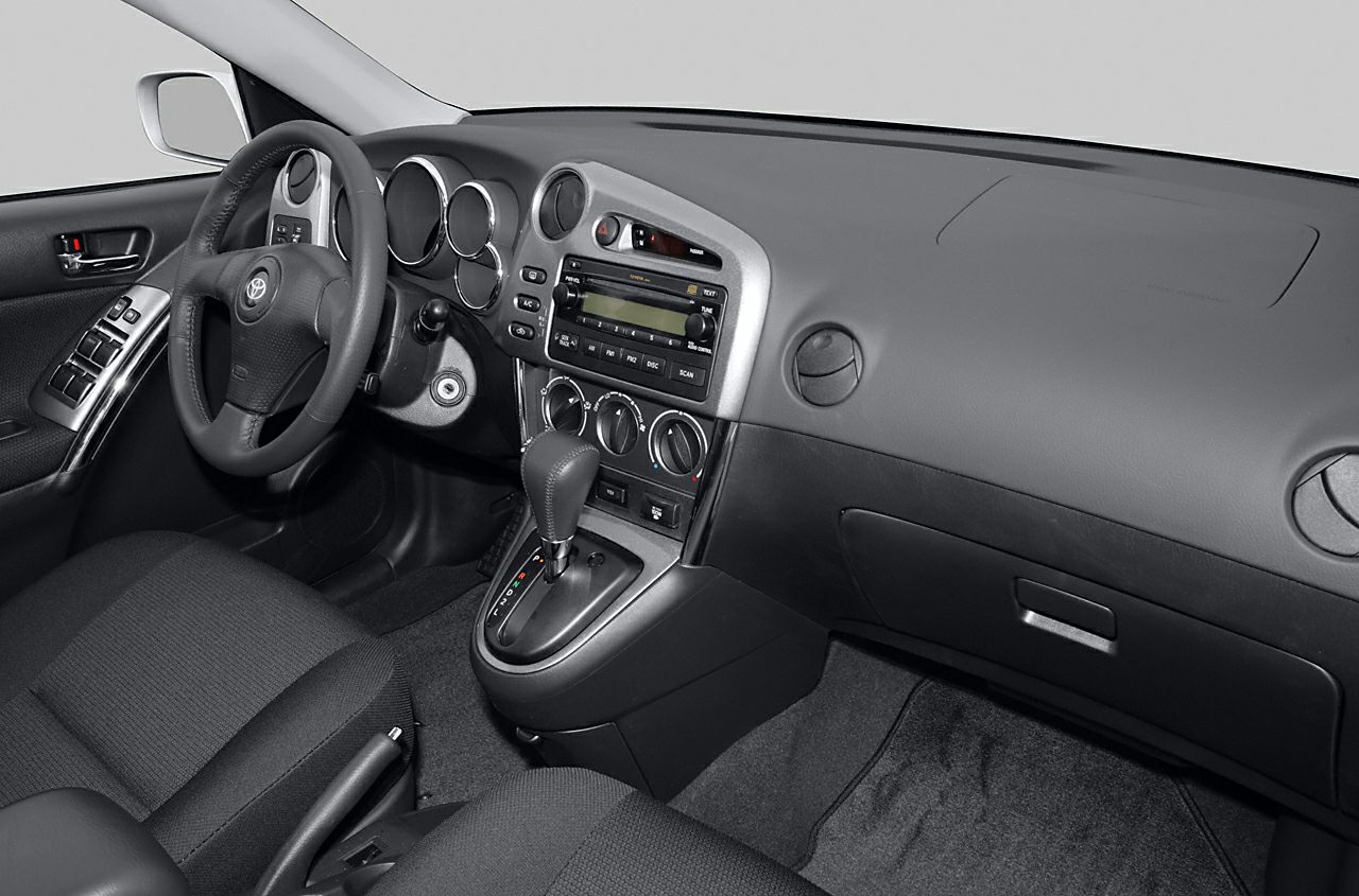 Dashboard, steering wheel, gear shift and climate control panel