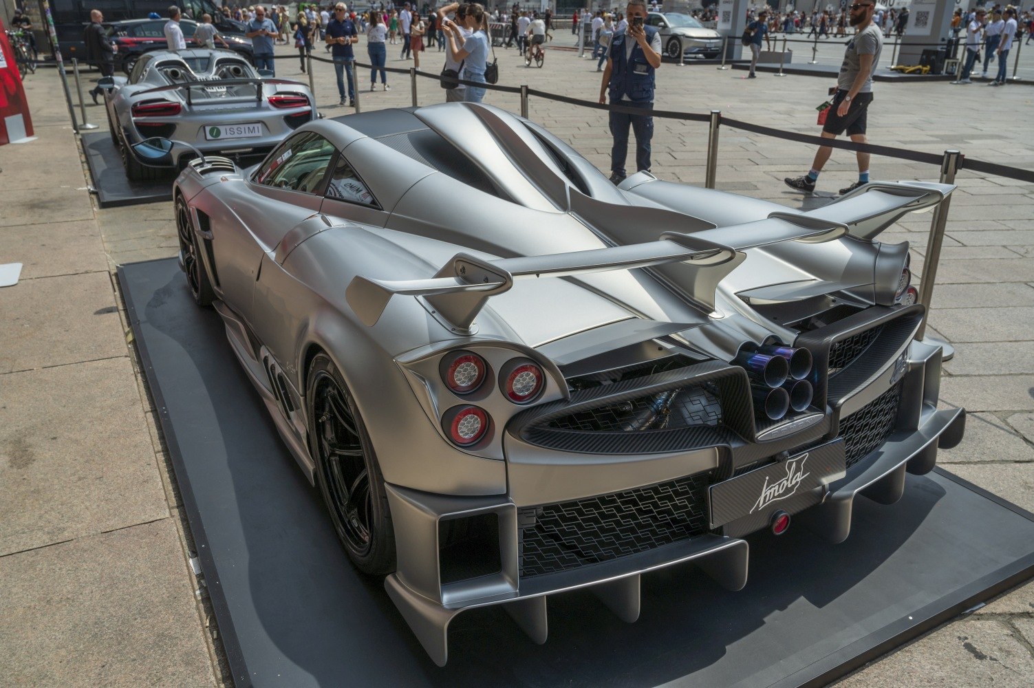 Aerodynamic rear with wing and quad exhaust tips
