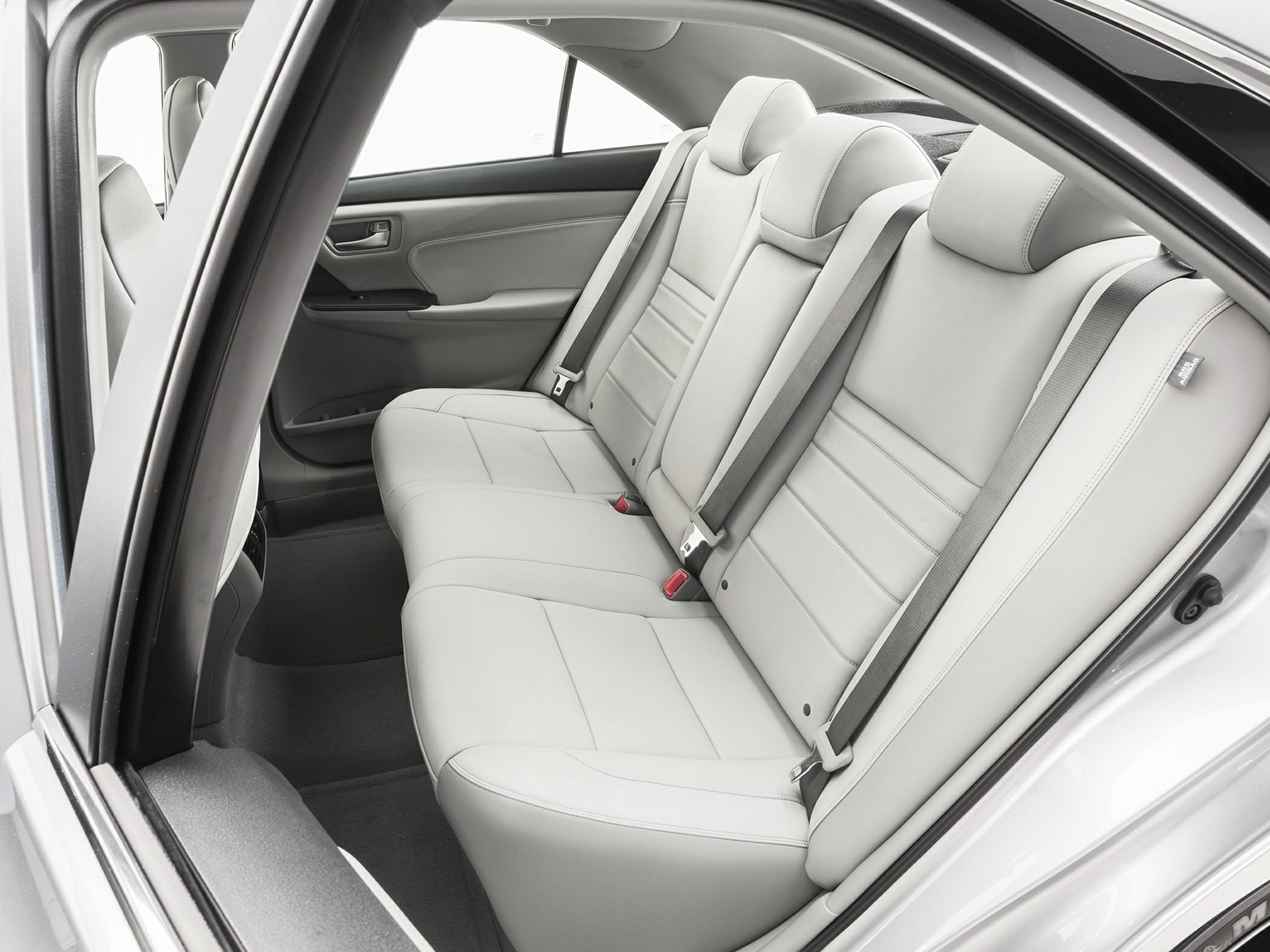 Light-colored leather rear seats with integrated headrests and seat belts