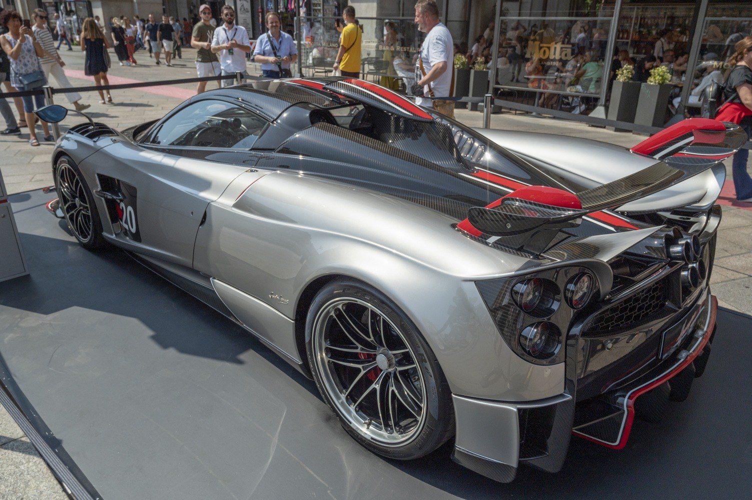 Aerodynamic rear wing and wheel design of a high-performance supercar