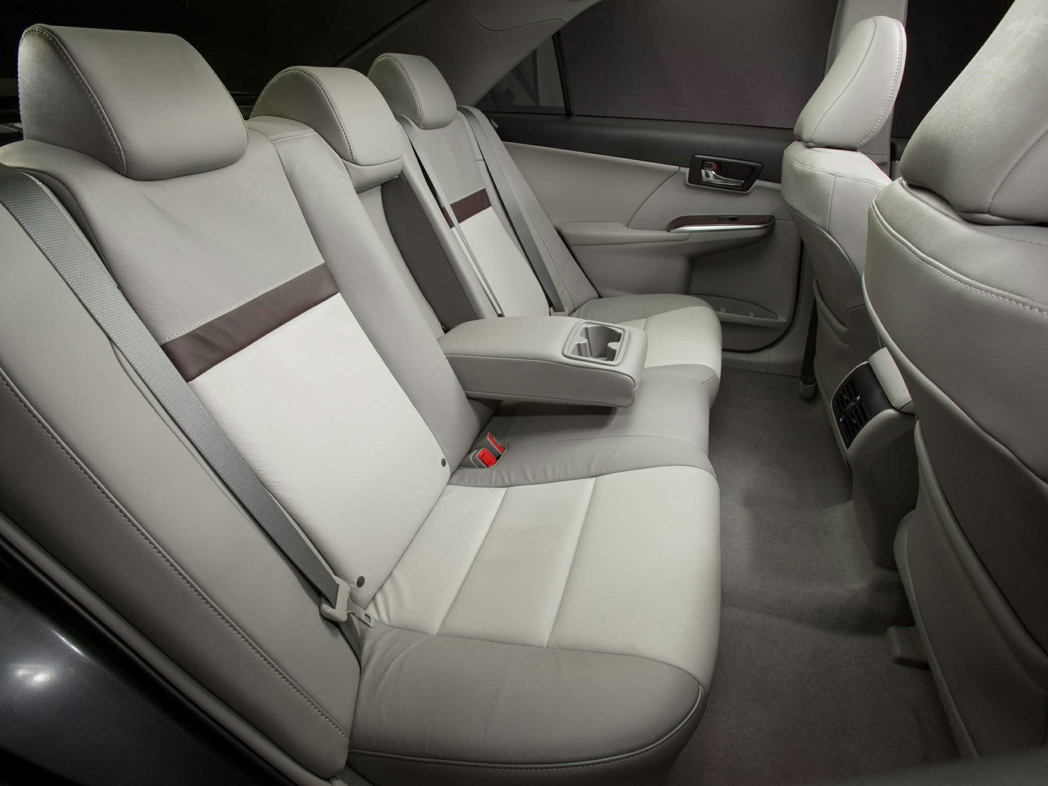 Rear leather seats with armrest and cup holder