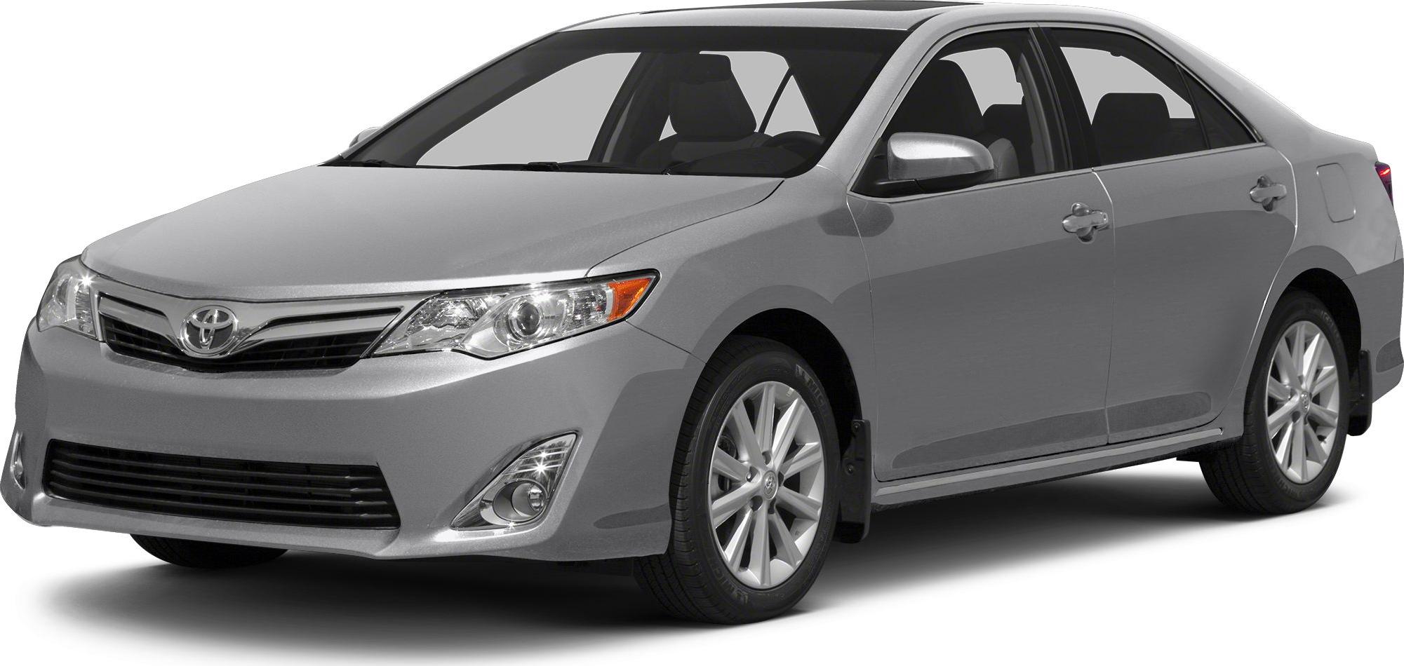Sedan front three-quarter view with alloy wheels and fog lights