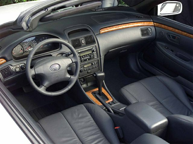 Dashboard with steering wheel, wood trim, automatic gear shift