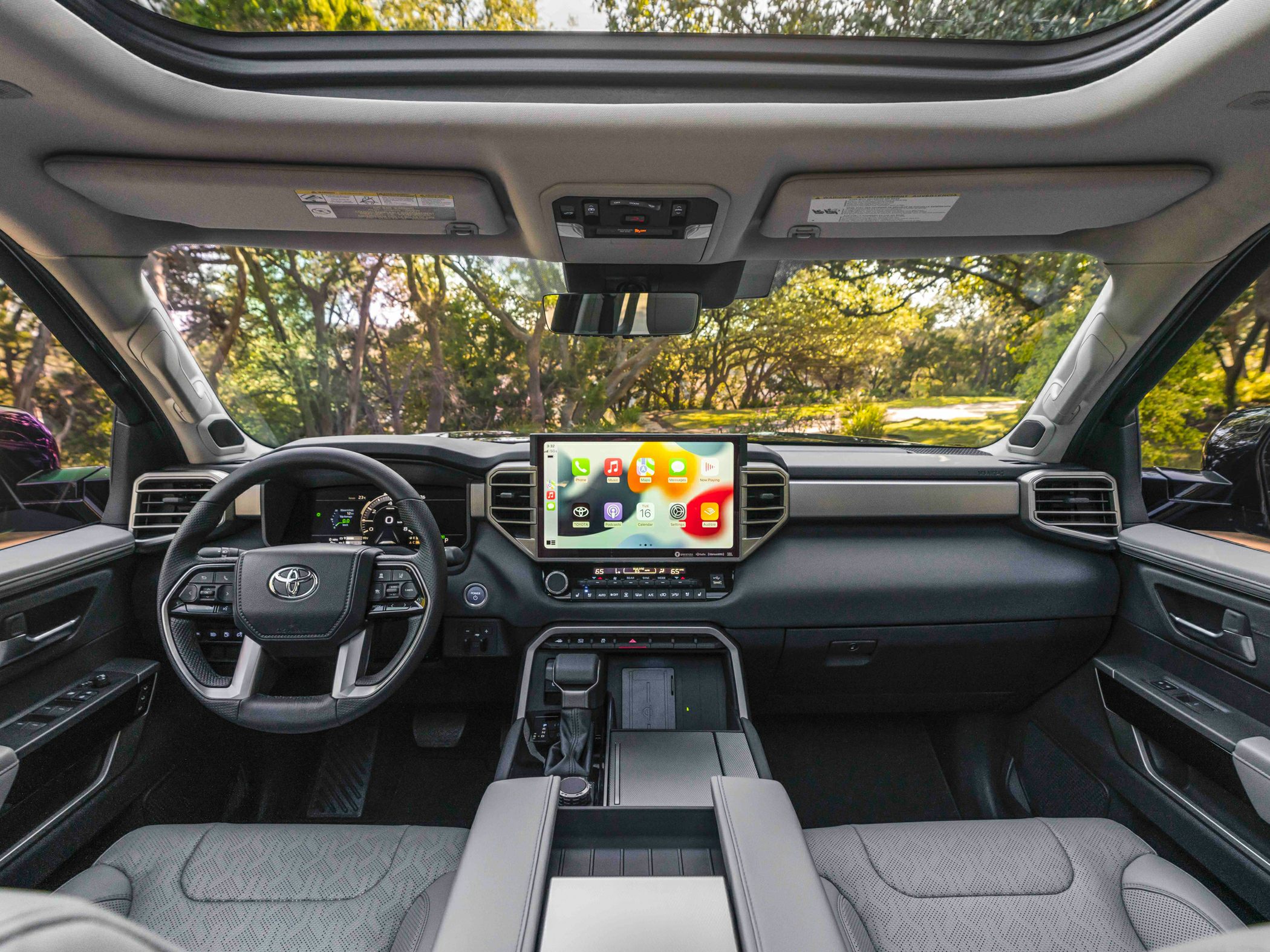 Digital instrument cluster, large touchscreen, panoramic sunroof