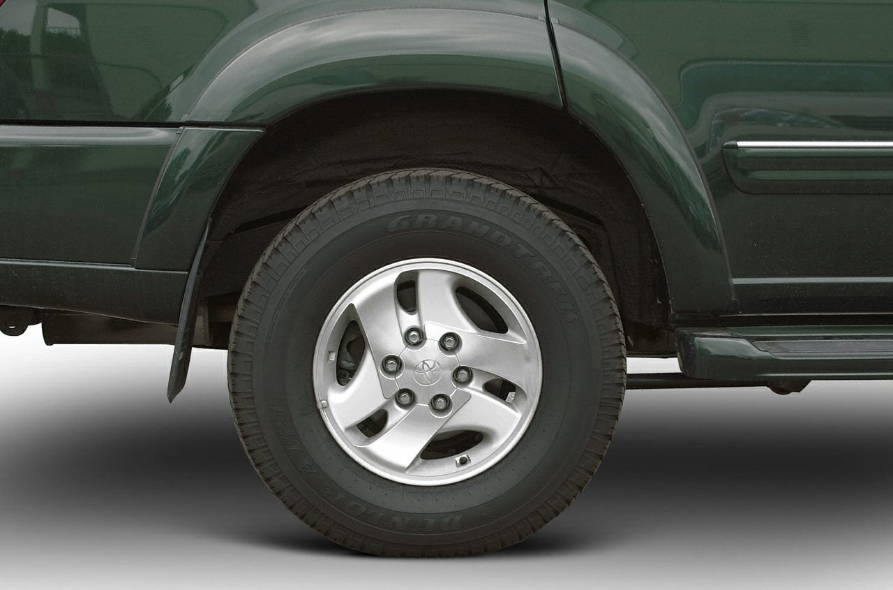 Alloy wheel with Dunlop Grandtrek tire and mudguard on vehicle's rear side