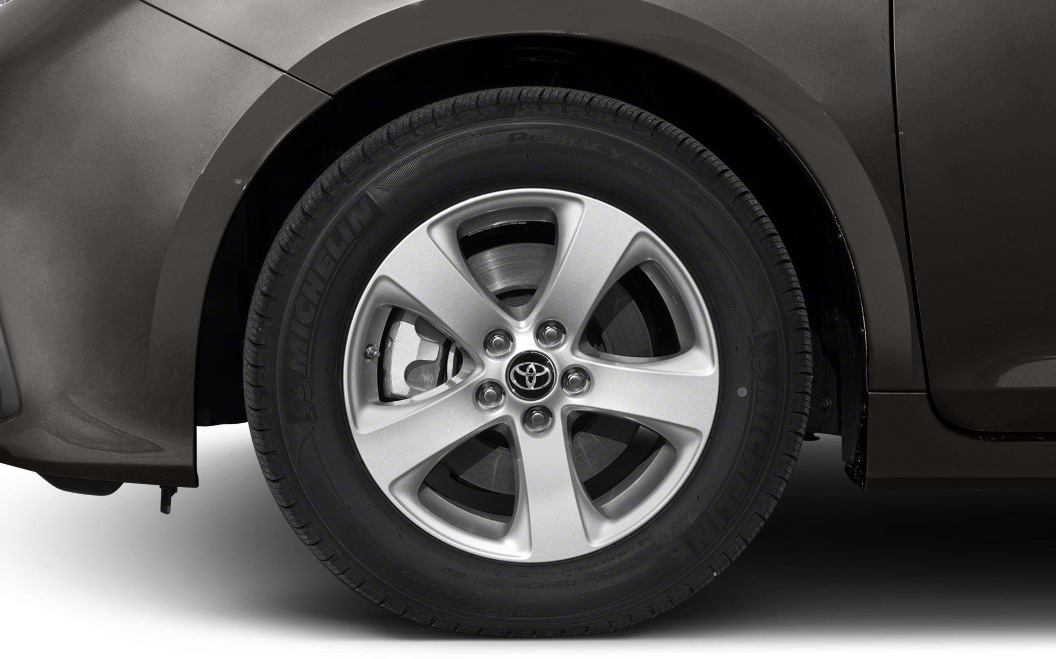 Close-up of alloy wheel and Michelin Primacy tire.