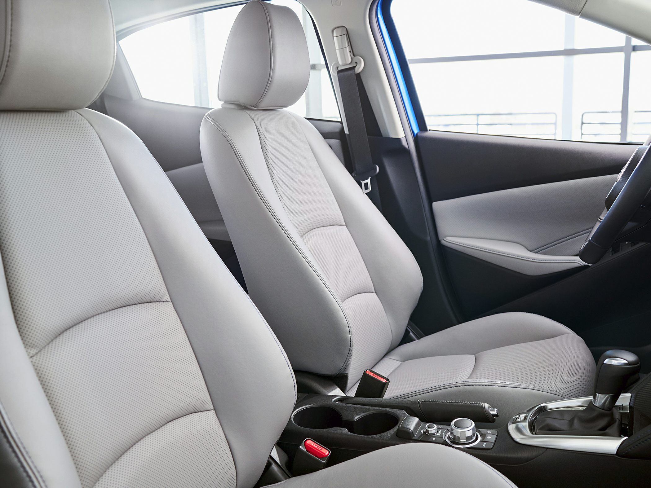 Front seats and center console with gear shift and controls