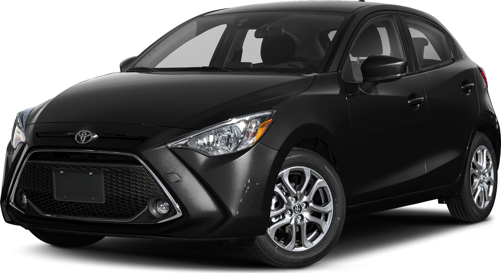 Distinctive front grille and headlight with alloy wheels