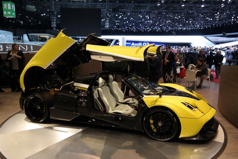 Gullwing doors and two-tone yellow-black exterior design