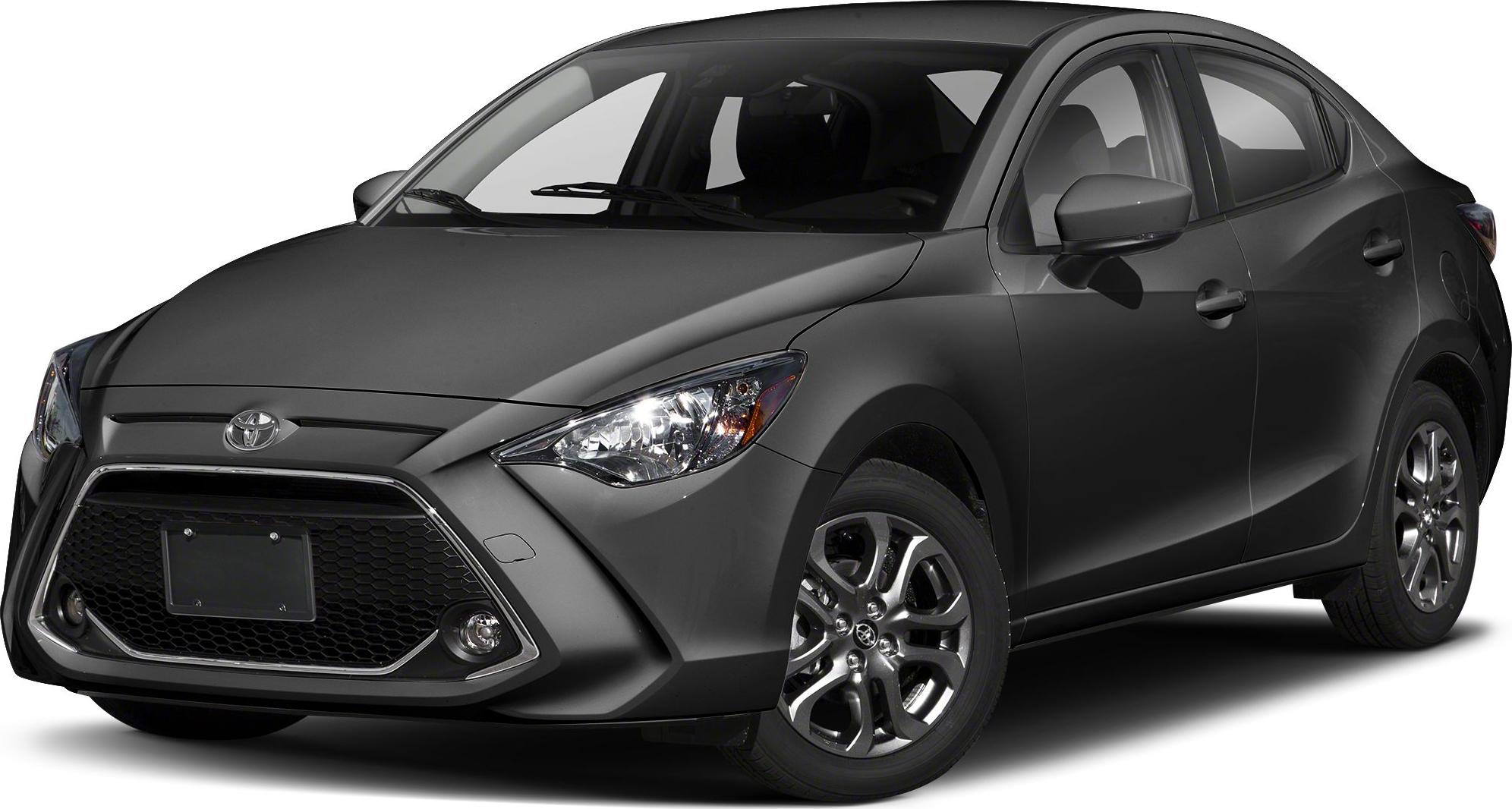 Close-up of front with hexagonal grille and alloy wheels