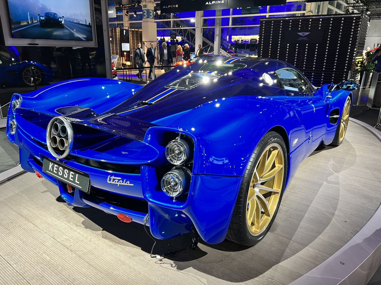 Striking rear view with quad exhaust and gold rims on blue hypercar