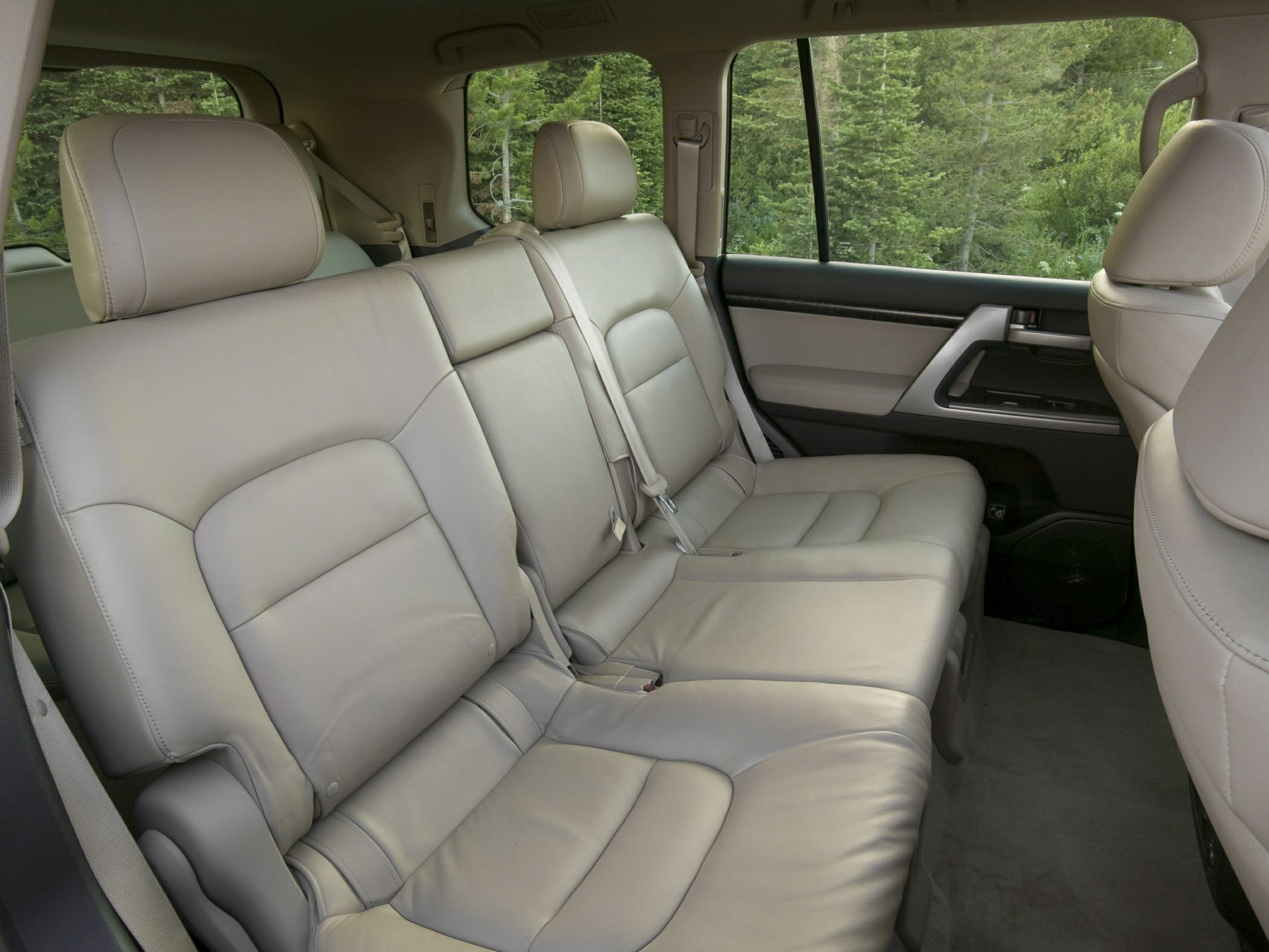 Leather rear seats with armrest and seat belts