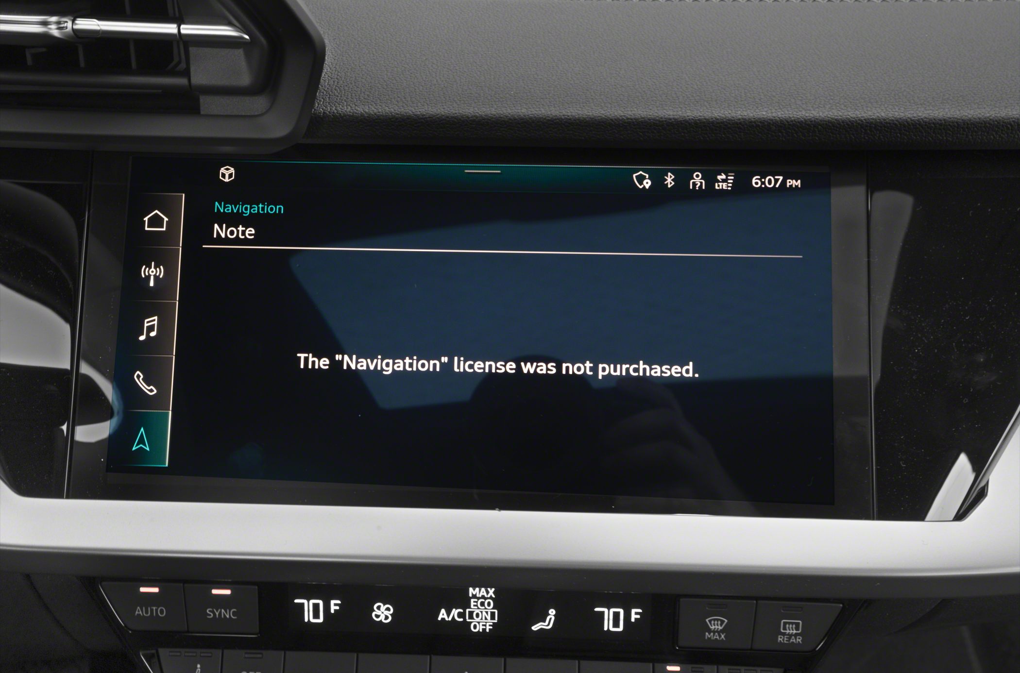Infotainment screen showing navigation license not purchased message.