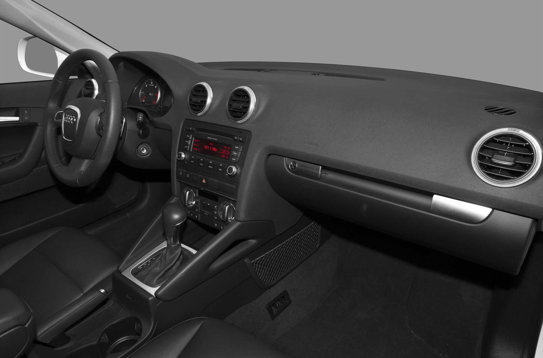 Dashboard, steering wheel, center console with gear shift