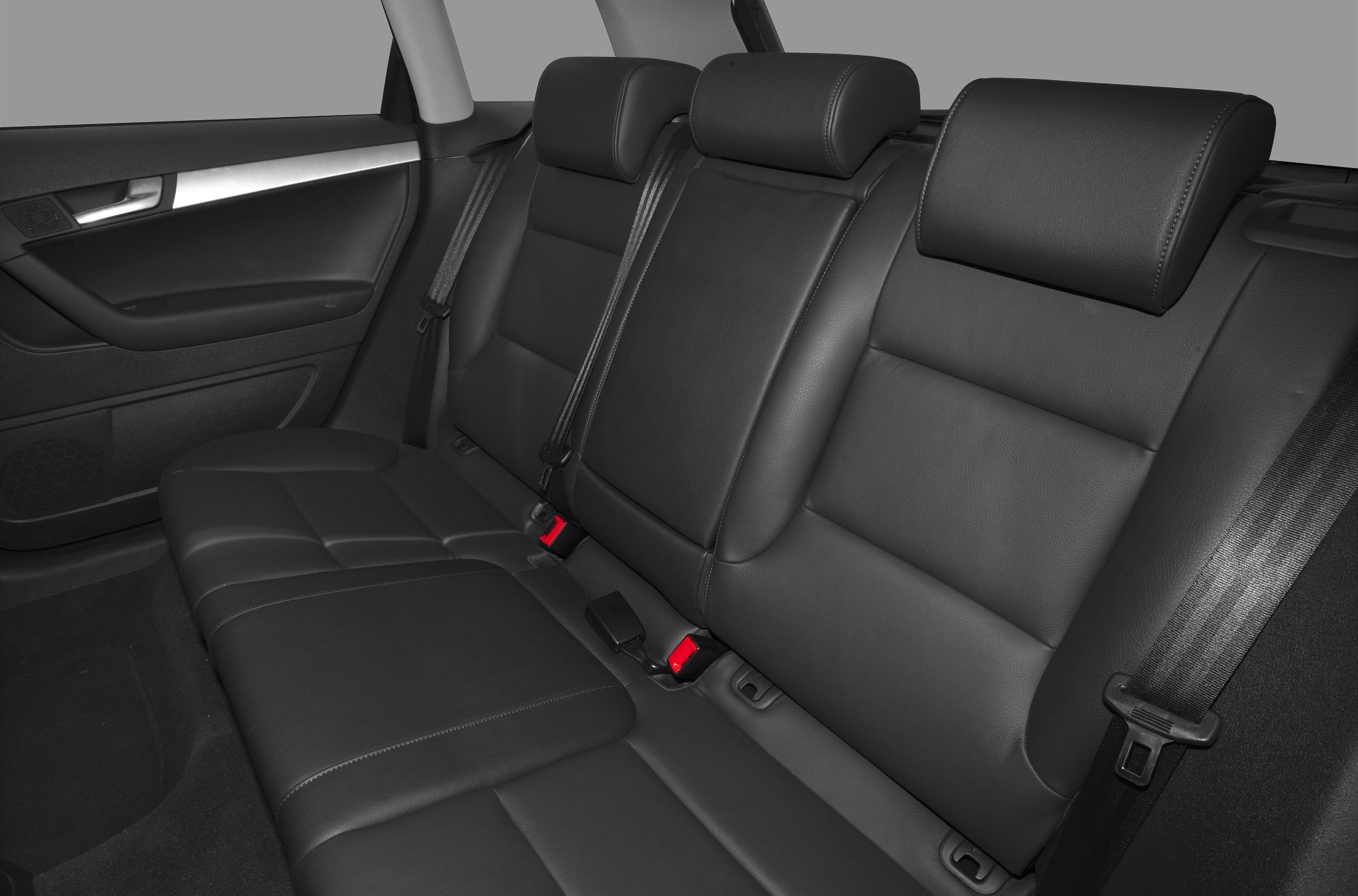 Leather rear seats with headrests and seat belts