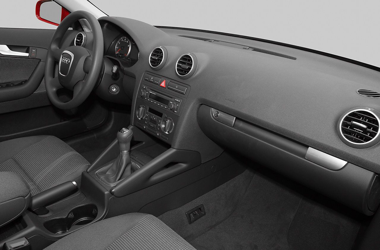 Dashboard, steering wheel, manual gear shifter, air vents