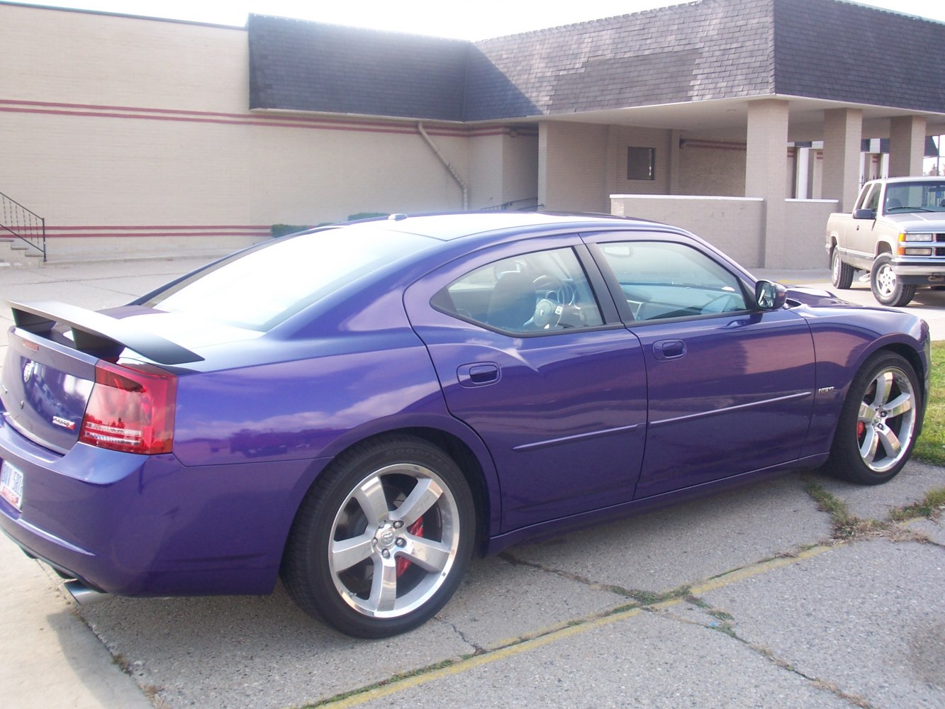 Rear side view with rear spoiler and alloy wheels