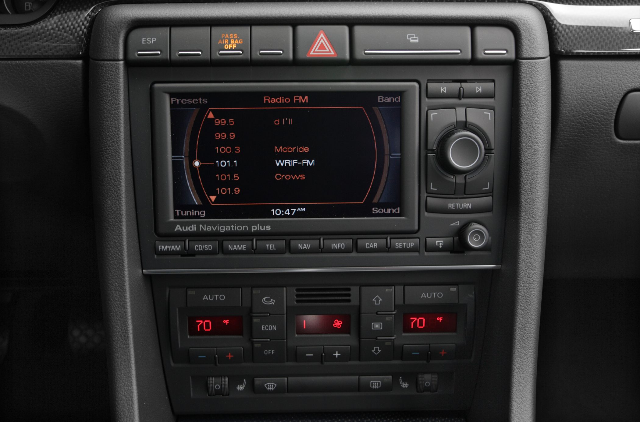 Car navigation plus system and dual-zone climate control panel with temperature settings