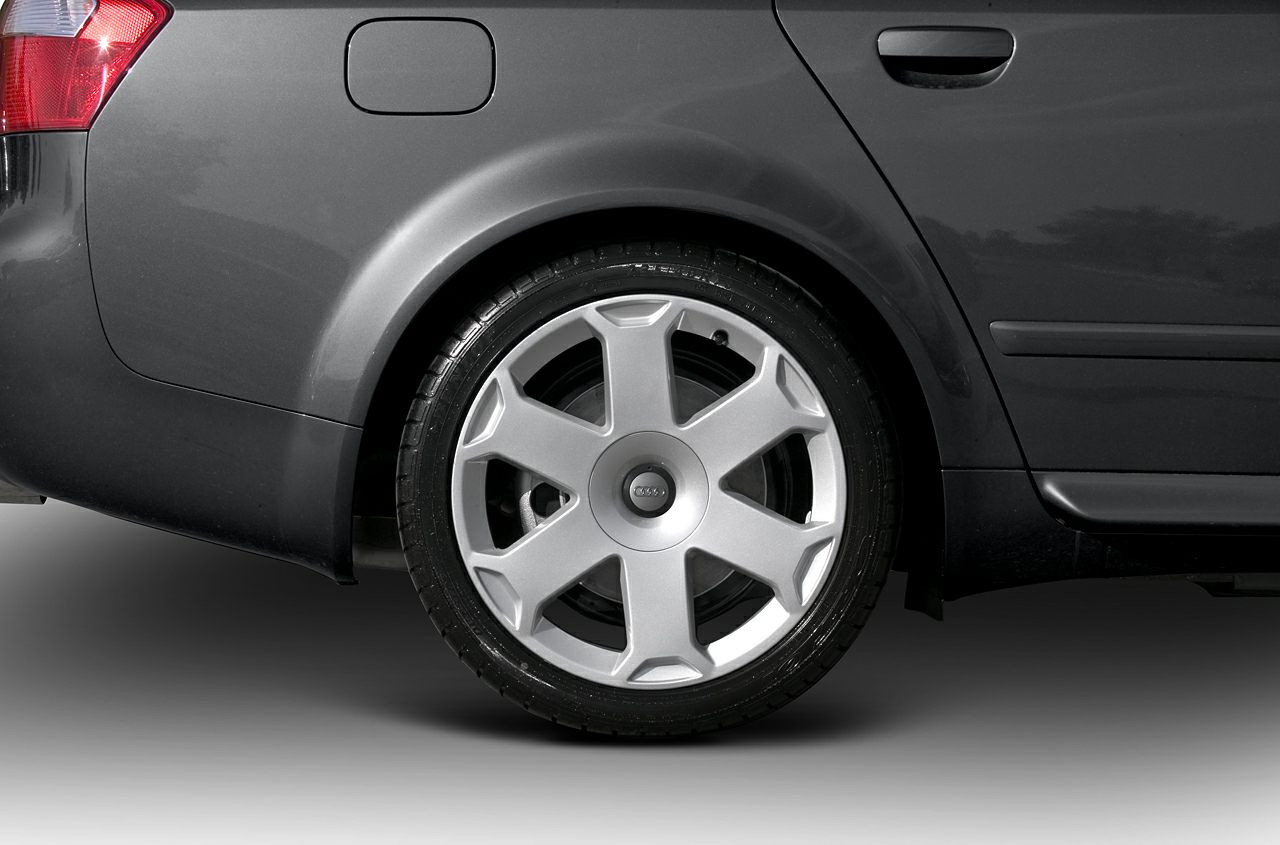 Rear wheel with alloy rim, fuel cap and rear door handle