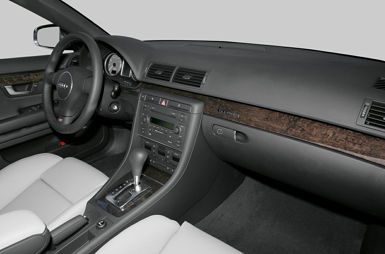 Dashboard with wooden trim and automatic gear lever in a luxury car interior