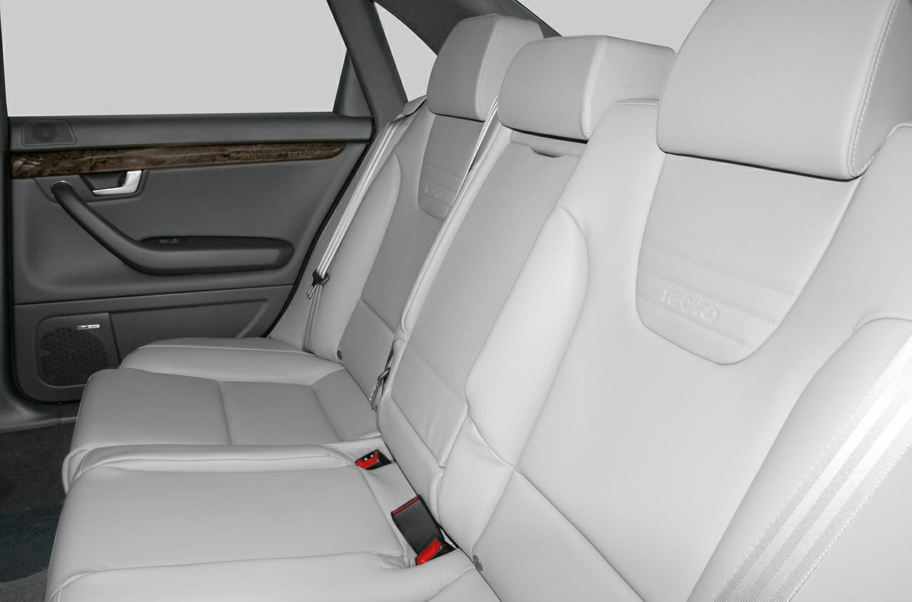 Rear leather seats with headrests and wooden door trim