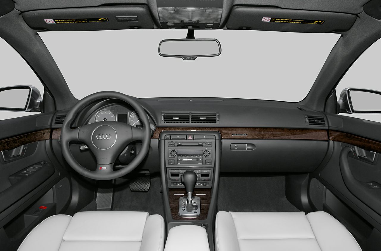 Dashboard, steering wheel, wood trim, automatic gear shifter