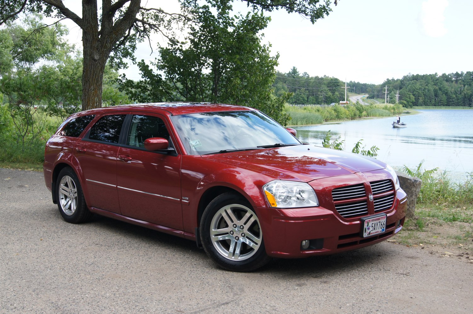 Front grille and alloy wheels of a station wagon