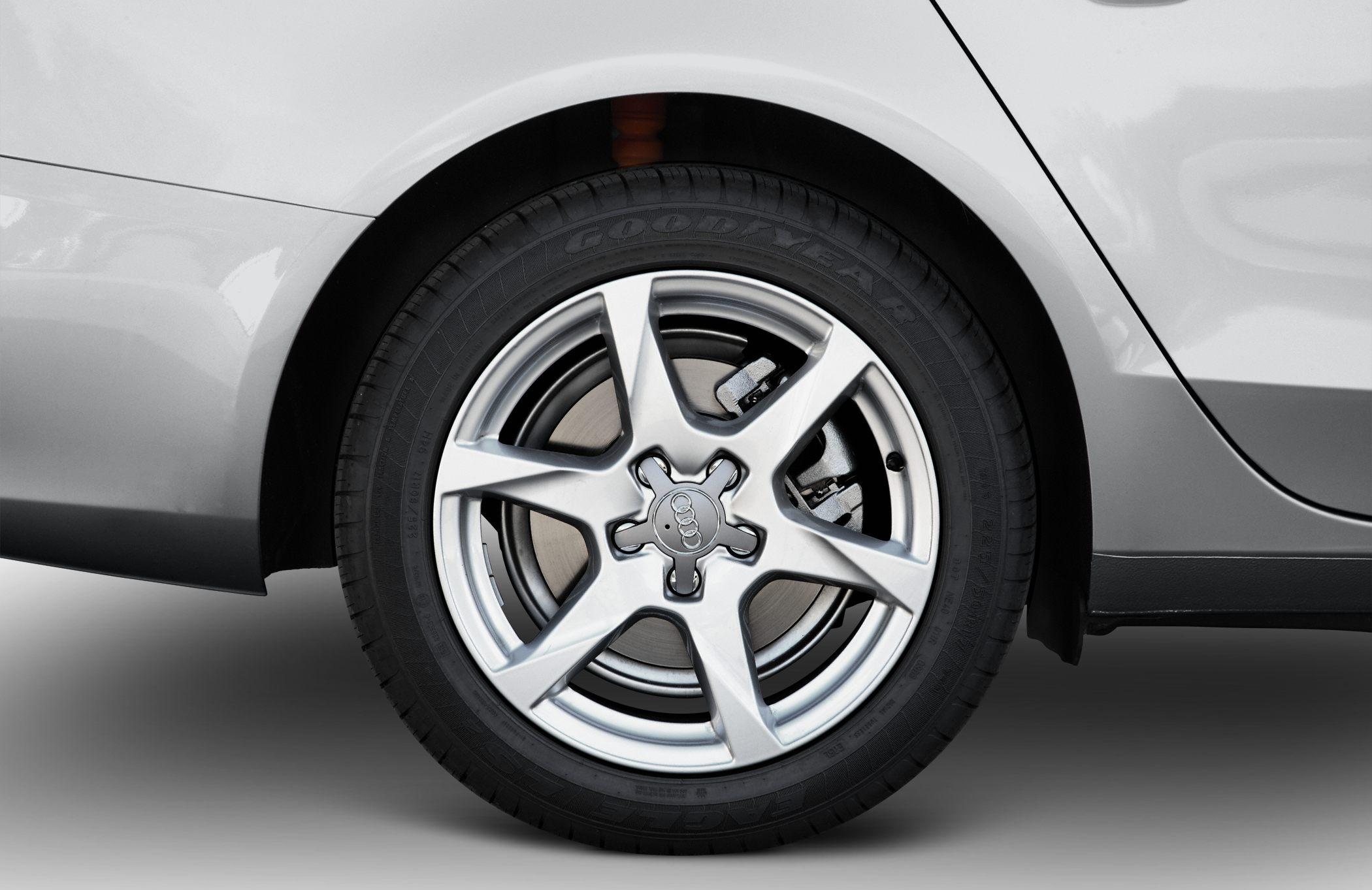 Silver alloy wheel and Goodyear tire with disc brake