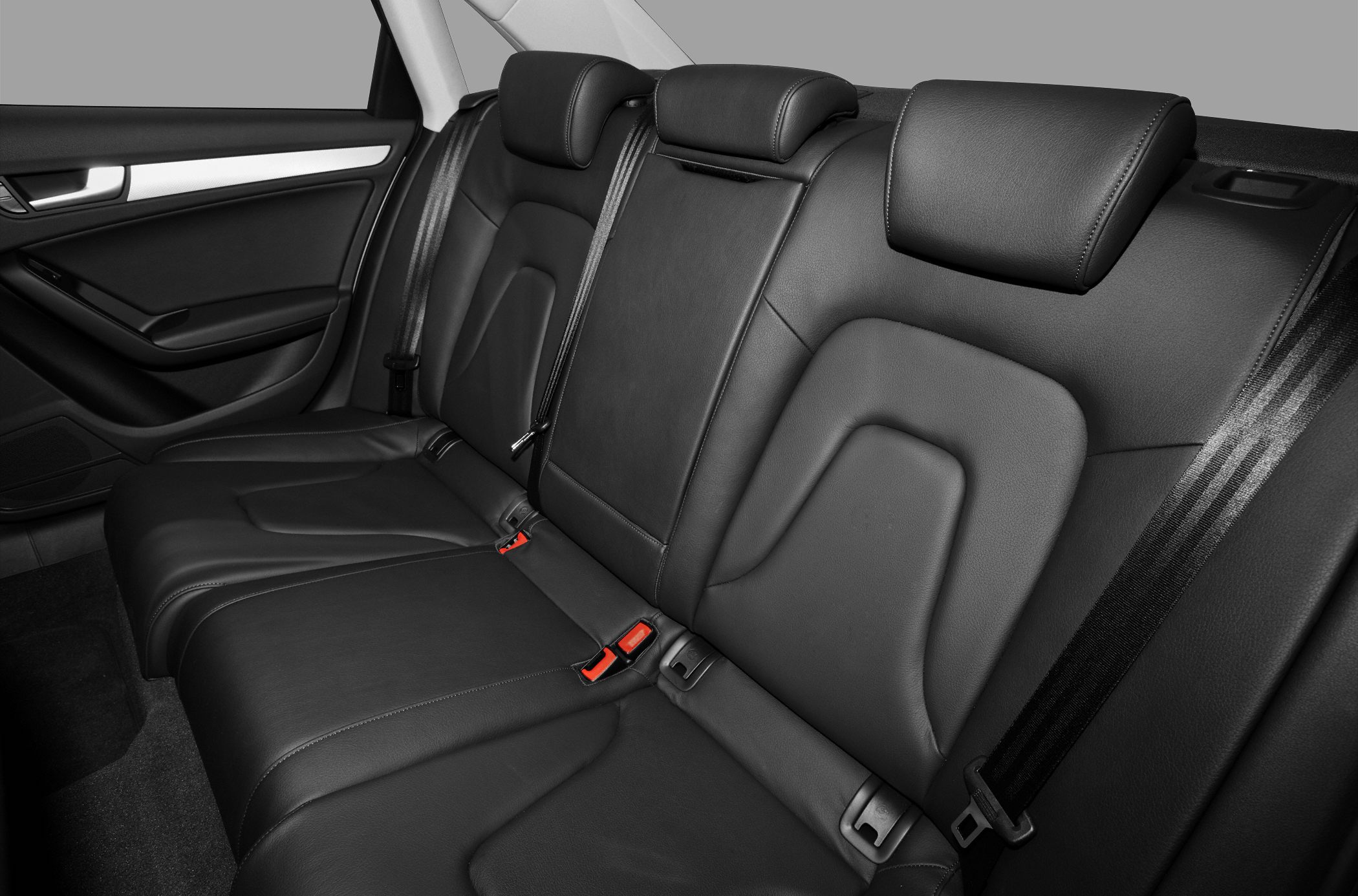 Rear black leather seats with headrests and seatbelts