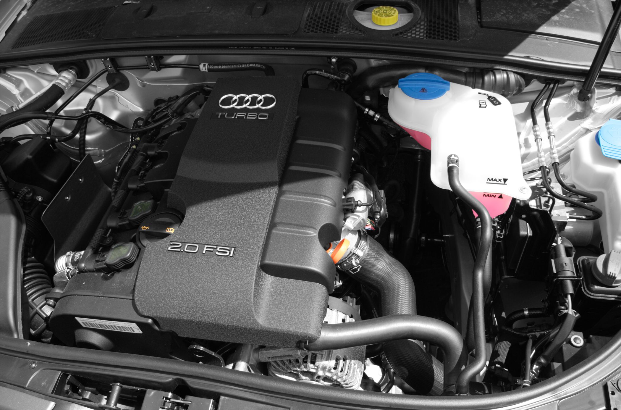 2.0 FSI turbocharged engine with fluid reservoirs and hoses