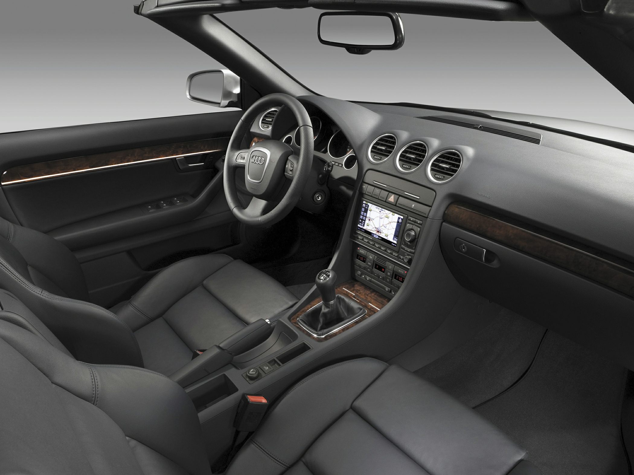 Leather seats, manual gearbox, dashboard with navigation, convertible interior