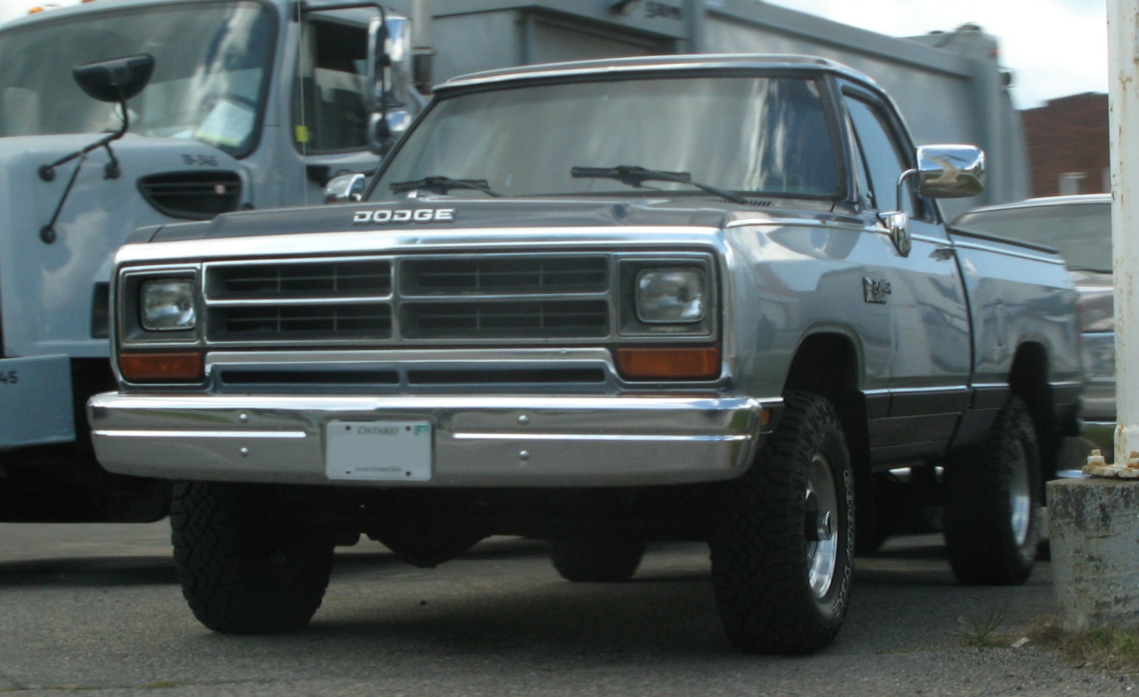 Front view with grid grille and squared headlights