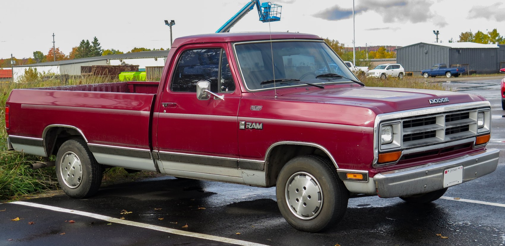 Side view of 1990 pickup with conventional cab and facelift design