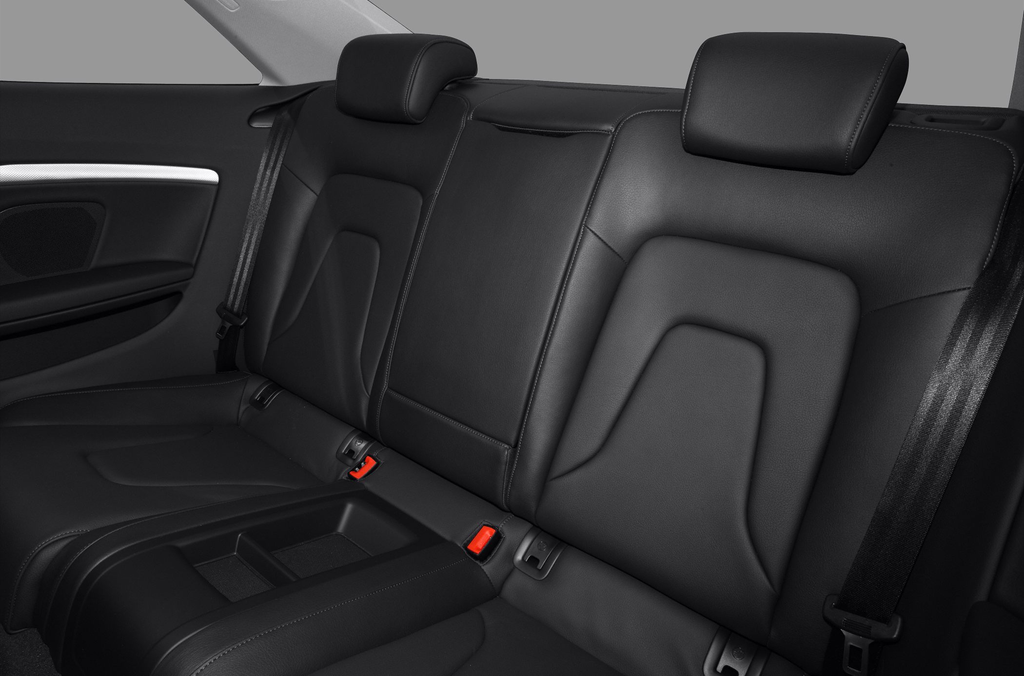 Leather rear seats with integrated headrests and seat belts