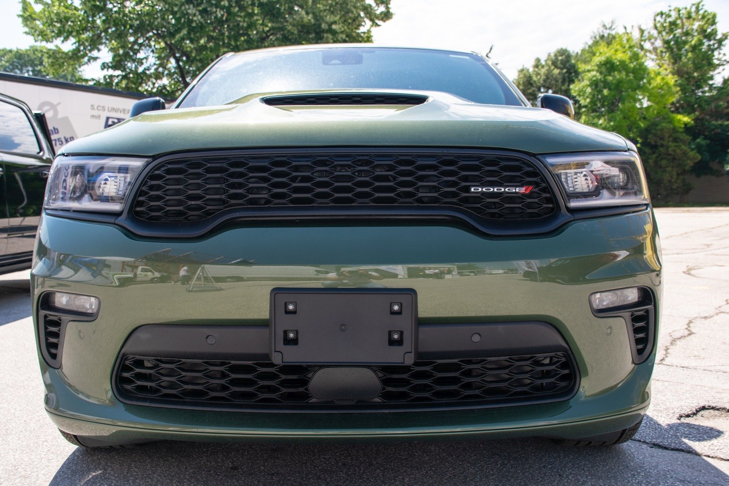 Front grille with honeycomb pattern and modern LED headlights.