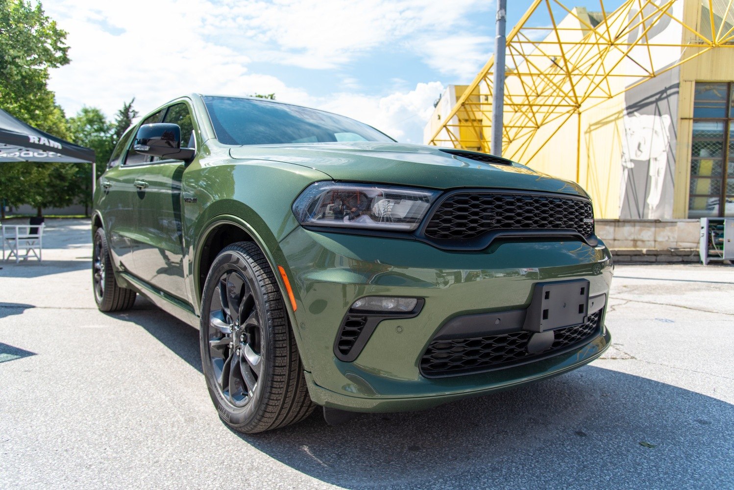 SUV front grille and LED headlights in green paint