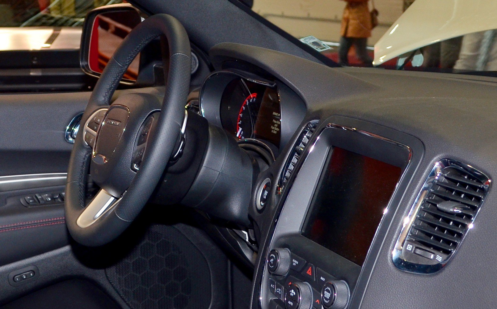 Steering wheel and dashboard with touchscreen and control knobs
