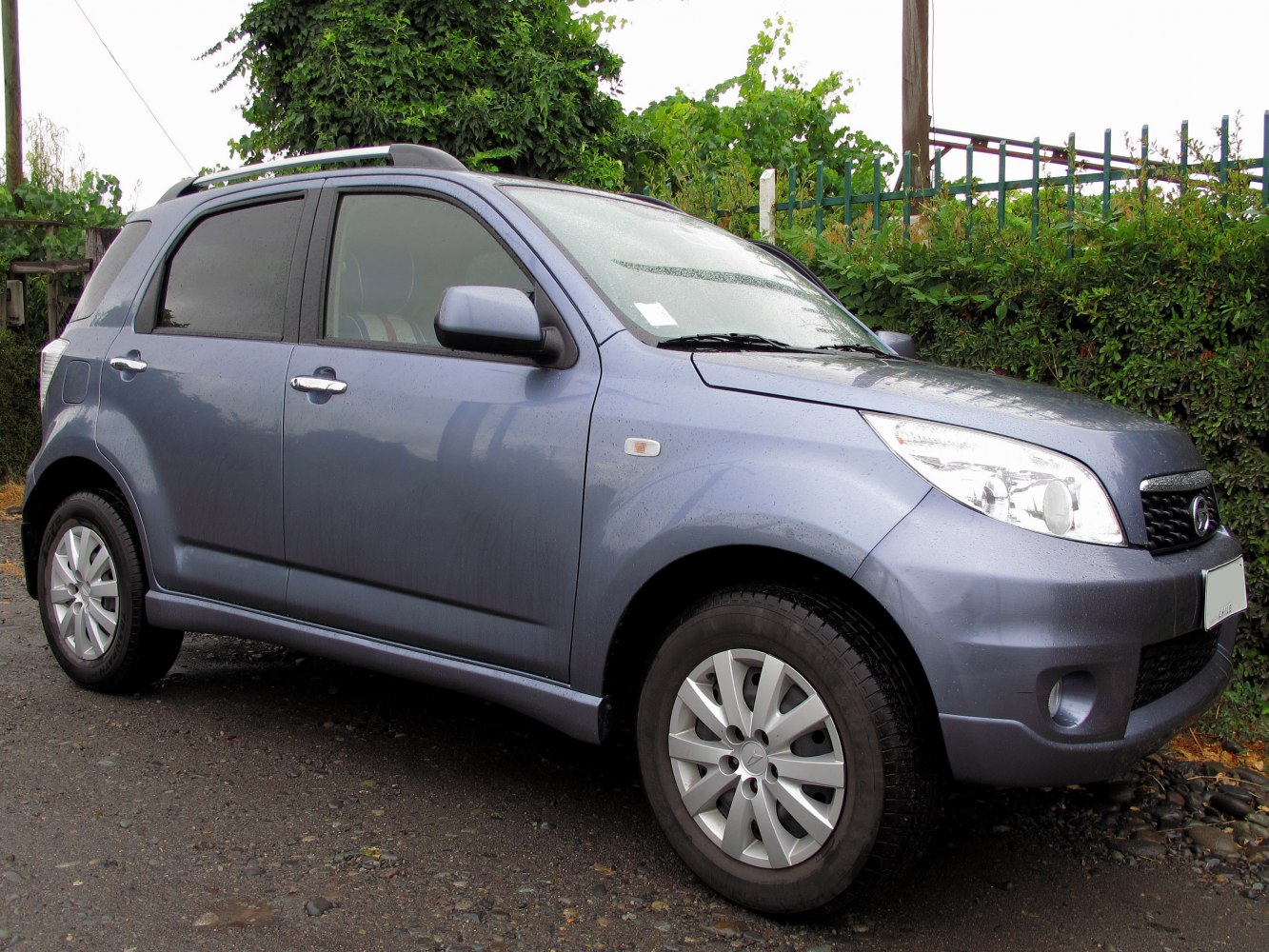 Compact SUV side profile with alloy wheels and roof rails