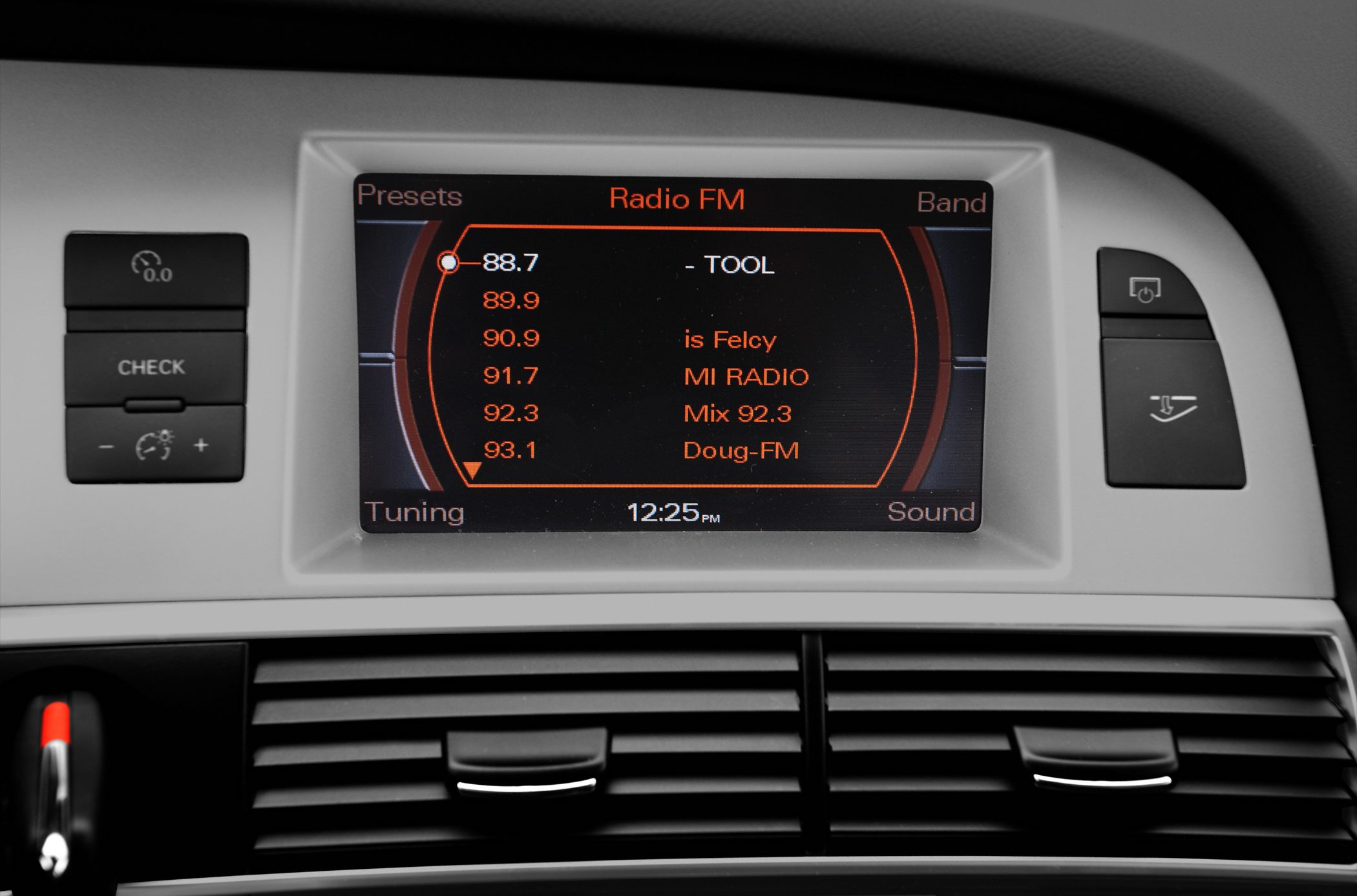 Car FM radio display with climate control buttons