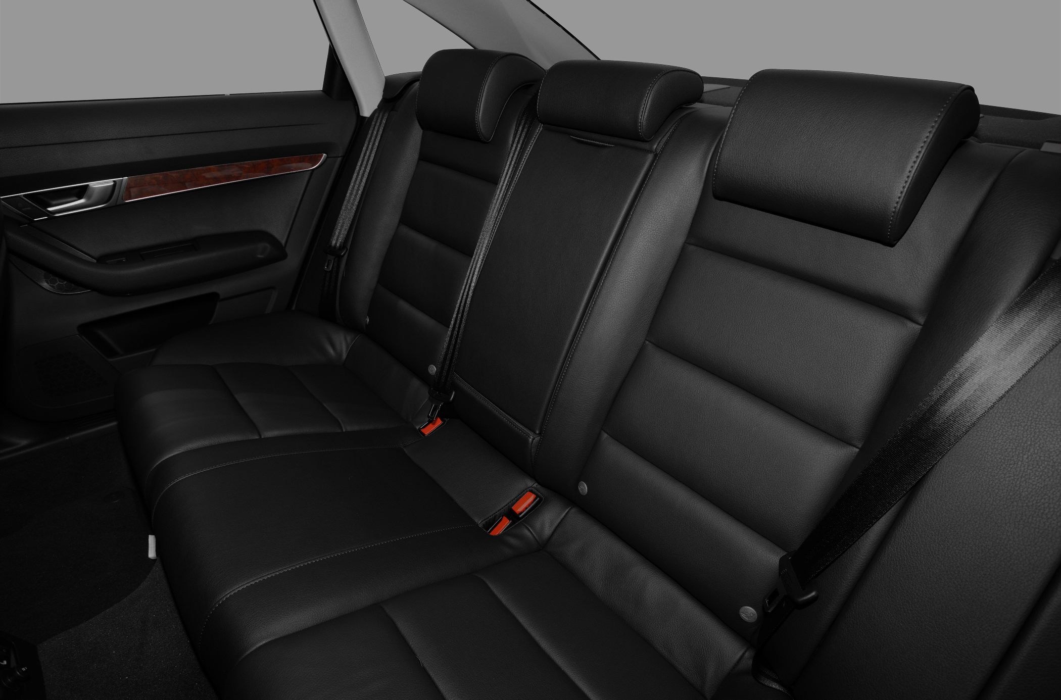 Rear black leather seats with headrests and seat belts