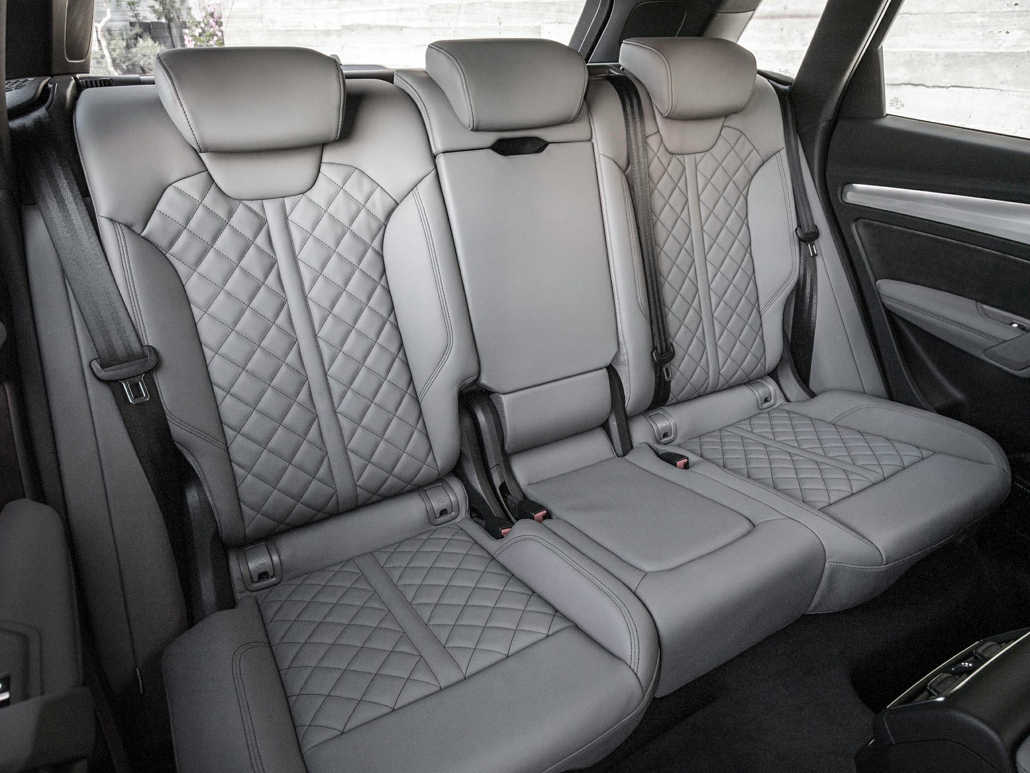 Quilted leather rear seats with headrests and armrest folding panel