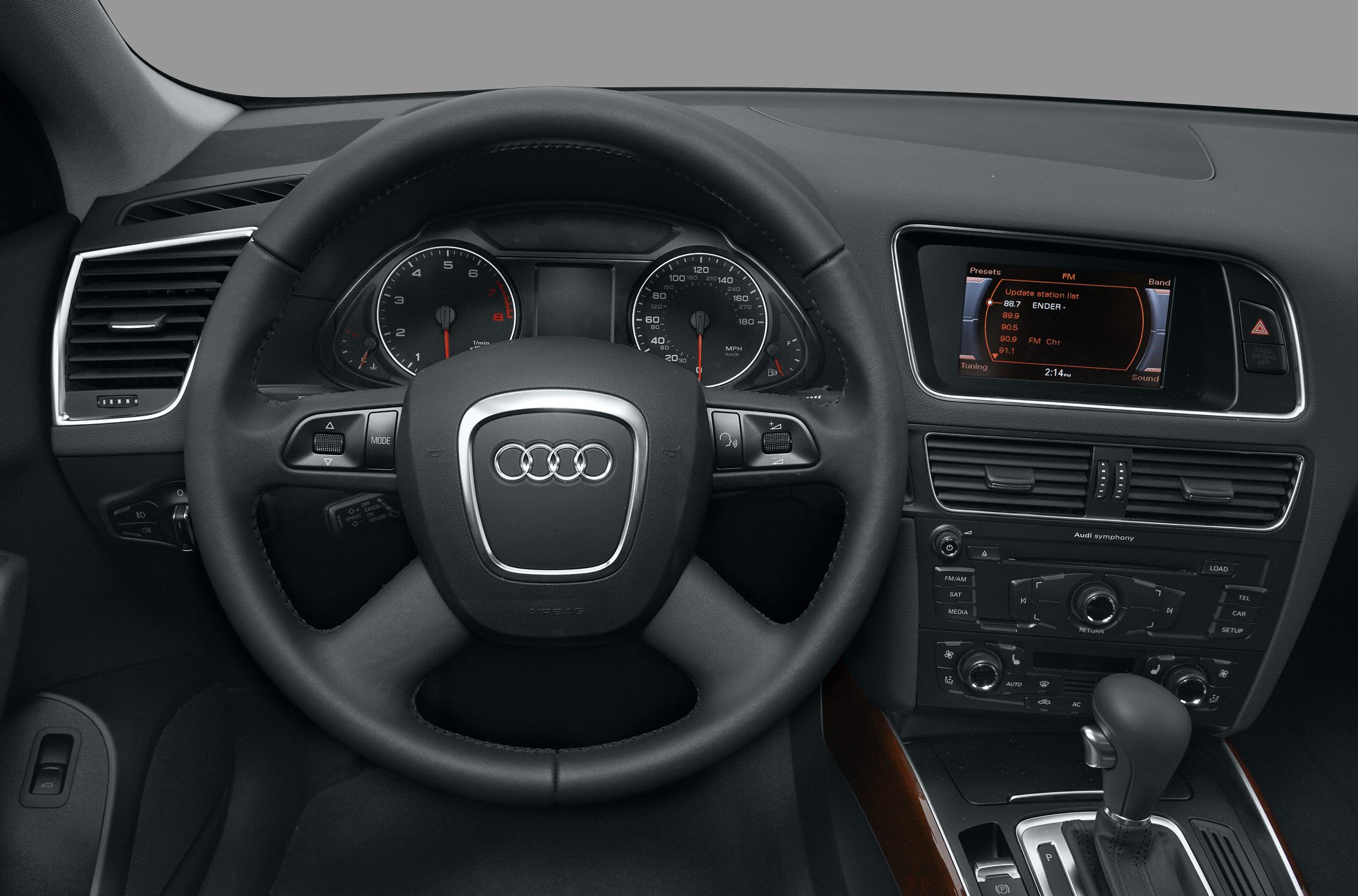 Audi Q5 2009 interior dashboard and steering wheel