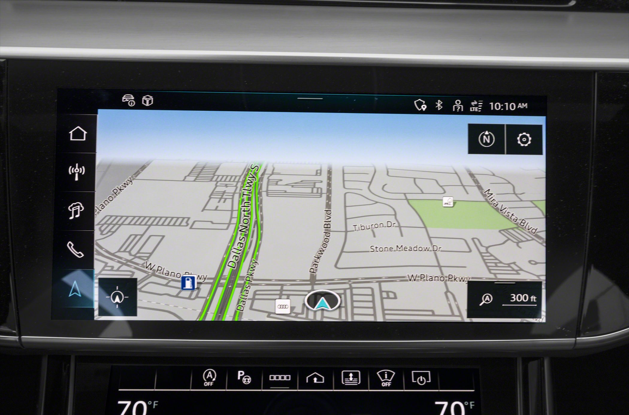 Advanced in-car navigation display with digital map and intuitive controls