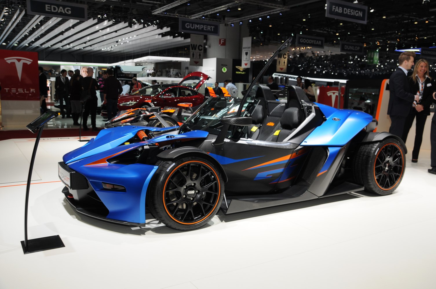 Lightweight open two-seater with exposed suspension and aerodynamic body